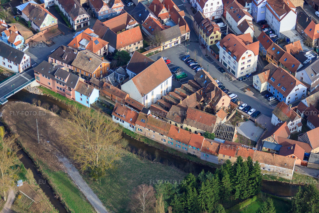 Vue aérienne: Pont sur le Moder et église Saints Pierre et Paul à Pfaffenhoffen à Val-de-Moder dans le département Bas Rhin, France – .Photo: IMG_38646.jpg prise le 20/03/2011 par Werner Riehm/FLY-FOTO.eu – Résolution de l'original: 4752 x 3168 px