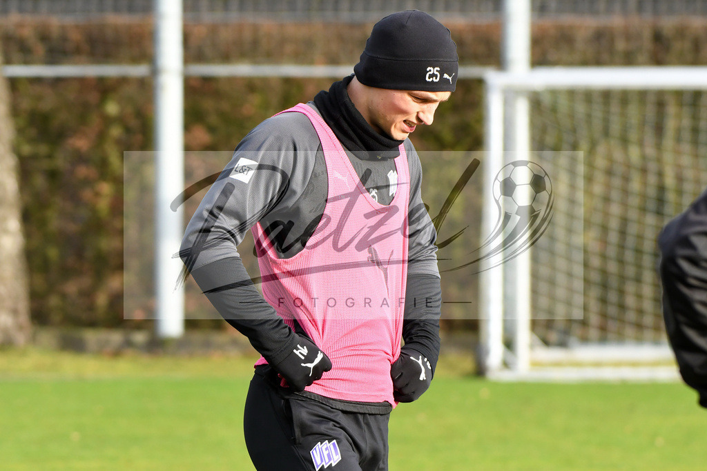 20200130_TRAOSN_0079 | Fußball, Herren: Sven Koehler (VfL Osnabrueck) schaut waehrend der Trainingseinheit des VfL Osnabrueck im Sportpark Illoshoehe am 30.01.2020 in Osnabrueck, Deutschland. - Realisiert mit Pictrs.com