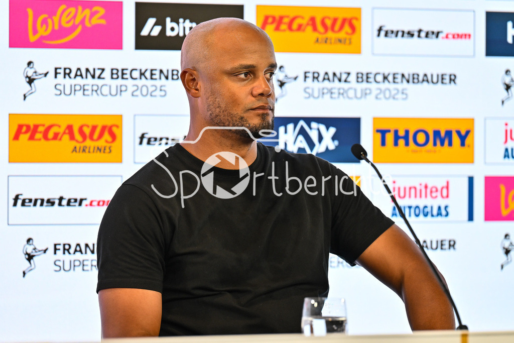 VfB Stuttgart - FC Bayern München | im Bild Vincent KOMPANY Trainer FC Bayern Muenchen auf der Pressekonferenz nach dem Franz Beckenbauer Supercup / Einzelfoto / Freisteller / Franz-Beckenbauer Supercup: VfB Stuttgart - FC Bayern München; MHP Arena am 16.08.2025
