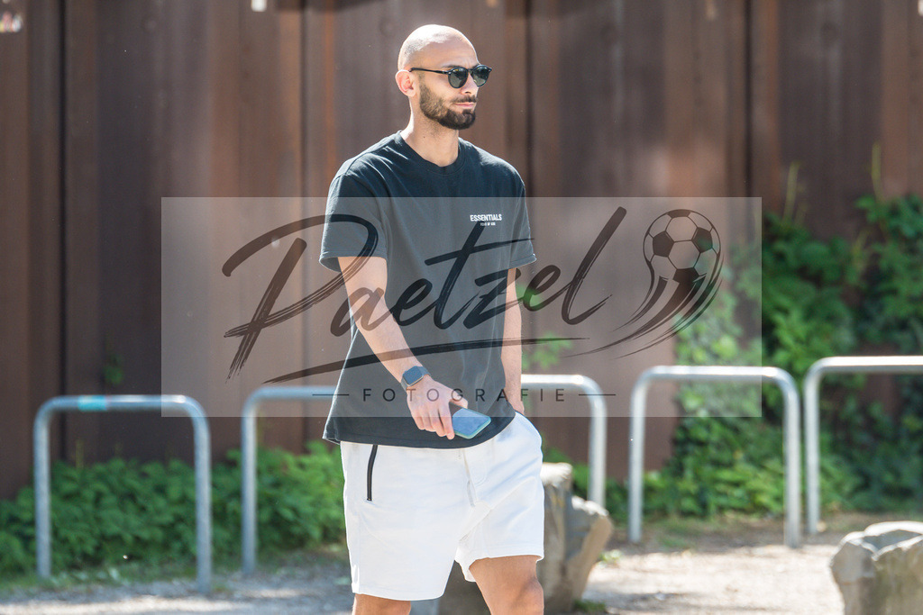 TRASVW20200521_0090 | Fussball, Herren: Oemer Toprak (Werder Bremen) schaut bei der Ankunft am wohninvest Weserstadion am 21.05.2020 in Bremen, Deutschland. - Realisiert mit Pictrs.com