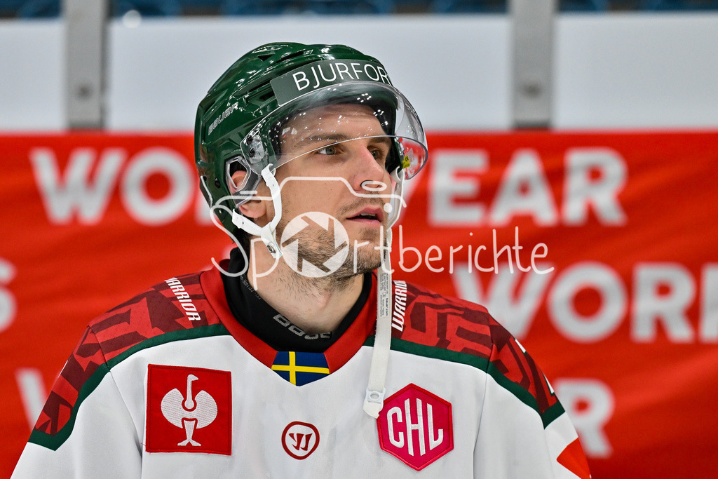 ERC Ingolstadt - Frölunda HC | INGOLSTADT, GERMANY - 02. DECEMBER: die Spieler der Schweden feiern den Auswärtssieg in Ingolstadt nach dem Match zwischen dem ERC Ingolstadt und Frölunda HC beim Hinspiel im Viertelfinale der Champions Hockey League in der Saturn Arena / Henrik TÖMMERNES (Frölunda Gothenburg 7)