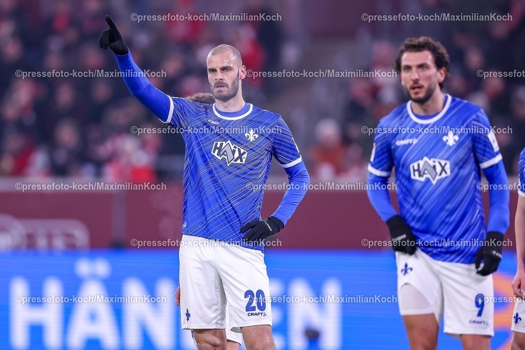 Due17012502126 | 17.01.2025, Fußball, Fortuna Düsseldorf - SV Darmstadt 98, 2.. Fußball Bundesliga, 18. Spieltag, Merkur Spiel-Arena, Saison 2024 2025: Aleksandar Vukotic (SV Darmstadt #20) gestikulierendDFB regulations prohibit any use of photographs as image sequences and or quasi-video.
