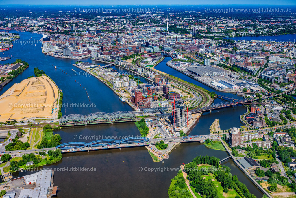 Hamburg_Elbbrücken_Baakenhafen_Hafencity_ELS_0190200625 | HAMBURG 20.06.2025 Fluß - Brückenbauwerk Elbbrücken - Norderelbbrücke über die Ufer der Elbe in Hamburg. // River - bridge structure Elbbruecken - Norderelbbruecke on the banks of the Elbe in Hamburg. Foto: Martin Elsen