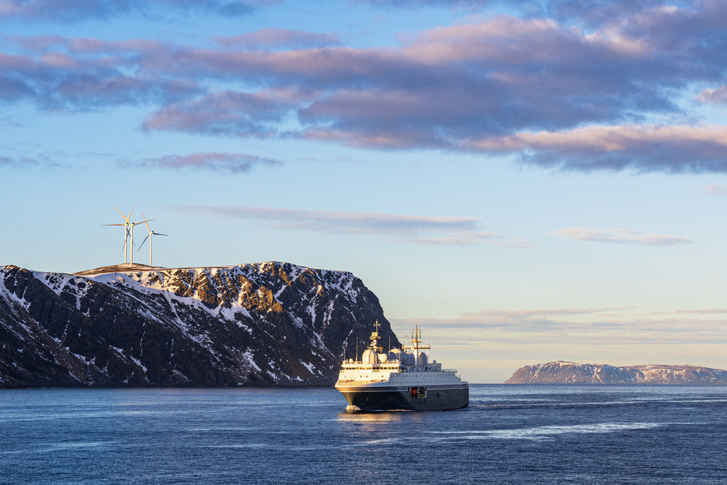 Berge, Felsen und Schiff im Winter nahe Havøysund in Norwegen | Berge, Felsen und Schiff im Winter nahe Havøysund in Norwegen.