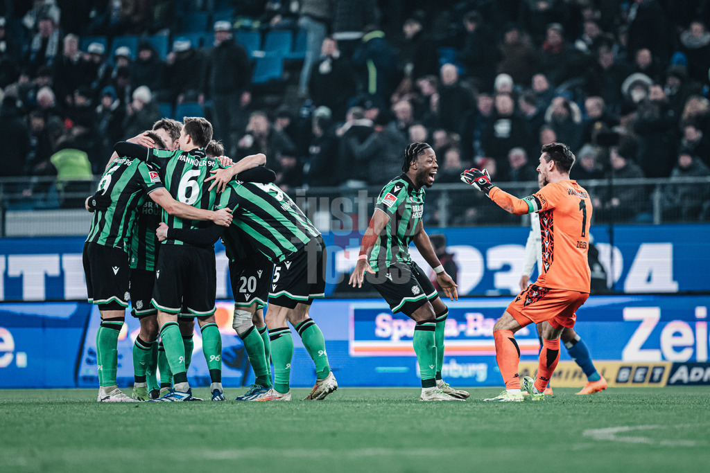 Fußball | Männer | Saison 2023/2024 | 2. Fußball-Bundesliga | 21. Spieltag | Hamburger SV vs. Hannover 96 | 09.02.2024 | Hannover jubelt nach dem Schlusspfiff über den 4:3 Auswärssieg, Bright Arrey-Mbi (#4, Hannover 96) freut sich mit Keeper Ron-Robert Zieler (#1, Hannover 96)
