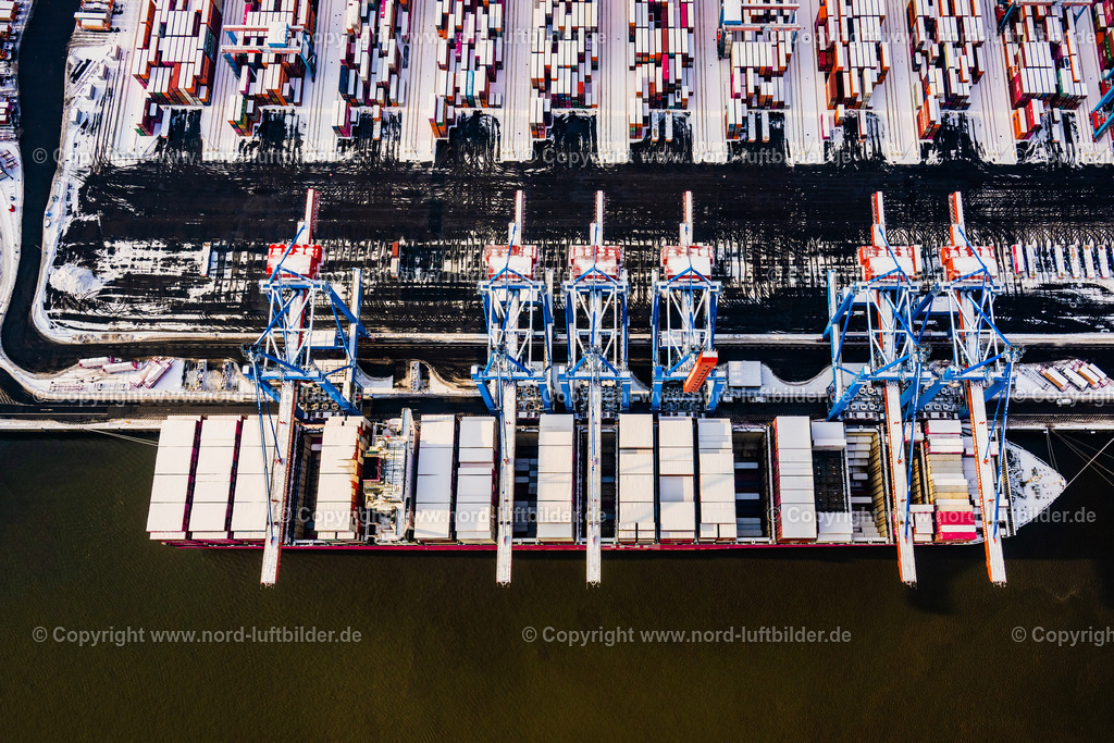 Hamburg_Altenwerder_Containerterminal_One_Containerschiff_Helsinki_Tokio_Winter_Schnee_ELS_3393050126 | HAMBURG 05.01.2026 Senkrecht- Luftbild aus der Satelliten- Perspektive vom Winterlich schneebedecktes Containerschiff Reederei One " Helsinki Tokio " CTA Altenwerder im Hafen in Hamburg, Deutschland. // Vertical aerial view from the satellite perspective of the wintry snowy container ship CTA Altenwerder in the port in Hamburg, Germany. Foto: Martin Elsen