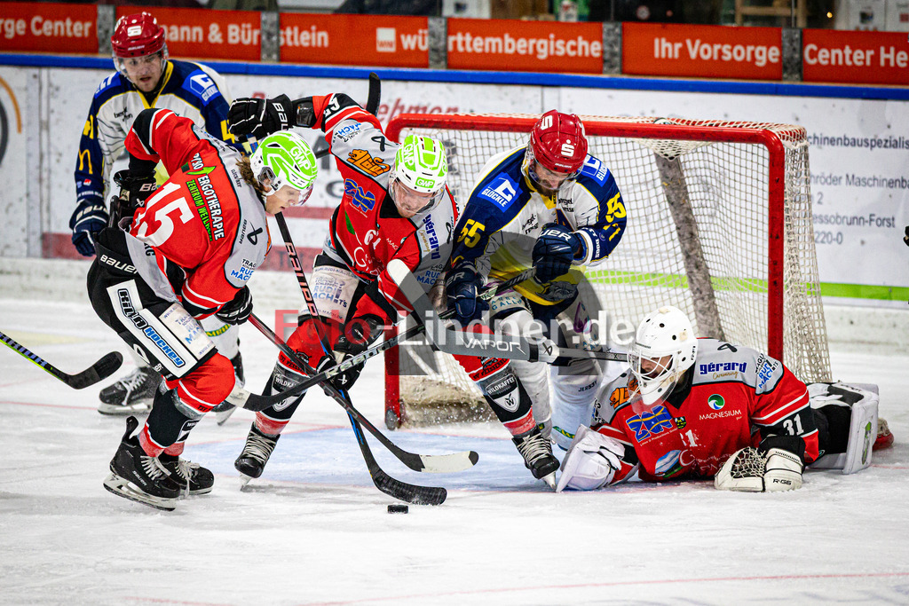 TSV Peißenberg MINERS gegen ERV Schweinfurt Mighty Dogs | Eishockey Bayernliga Herren Vorrunde 2024/25, TSV Peißenberg MINERS gegen ERV Schweinfurt Mighty Dogs, 20241220,Kampf vor dem Tor,2024-12-20 in Peißenberg (Eisstadion Peißenberg)Ryan MURPHY (MINERS 15), Maximilian MALZATZKI (MINERS 67), Petr POHL (Mighty Dogs 55), Xaver NAGEL (MINERS 31)Copyright: WolfgangxLindner foto-lindner.de