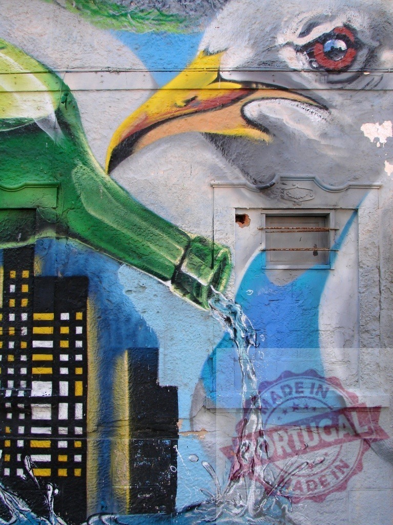 Seagull mural with city, pouring water from bottle | Street art mural showing a seagull, bottle, city, and water splash, depicting environmental issues - Realisiert mit Pictrs.com