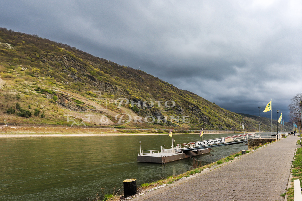 Oberwesel-6396 | Die Rheinanlage in Oberwesel ist eine beliebte Parkanlage. Hier kann man schön spazieren oder an einem Stand etwas essen oder trinken. Ein Kinderspielplatz is ebenfalls vorhanden. Die Sportanlagen von Oberwesel befinden sich in unmittelbarer Nähe. - Realisiert mit Pictrs.com