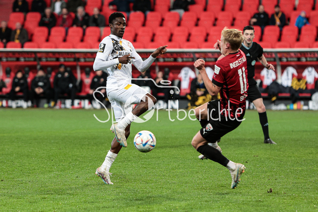 FC Ingolstadt - Dynamo Dresden | Christian Joe CONTEH (SGD #32) im Duell mit Tobias Bech KRISTENSEN (FCI #11)