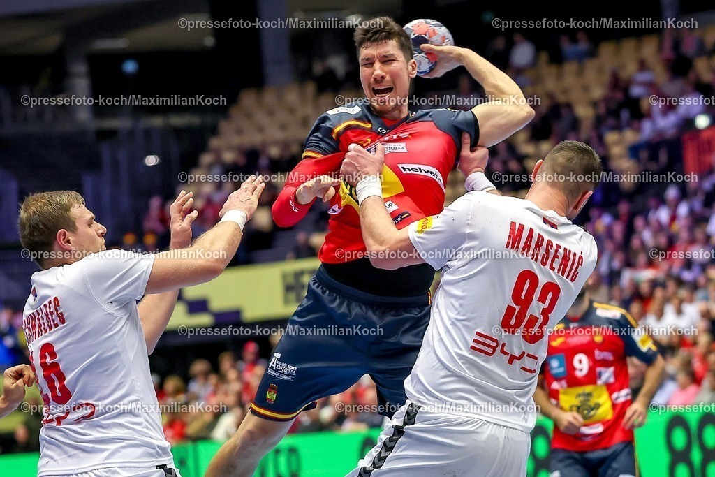 EHF15012601056 | 15.01.2026, Handball, Men's EHF EURO 2026, Spanien - Serbien, Jyske Bank Boxen in Herning, Dänemark, Preliminary Round:  Dragan Pechmalbec (Serbien #46) und  Mijajlo Marsenic (Serbien #93) im Zweikampf gegen   Alex Dujshebaev Dovichebaeva (Espania #10) 