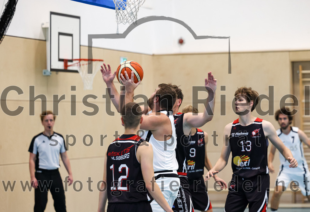2022-10-16_031_TSV_Vaterstetten_gegen_Baskets_Vilsbiburg_2 | Vaterstetten, Deutschland, 16.10.2022:
Basketball, Bayernliga Herren Südost 2022 / 2023, 1. Spieltag, TSV Vaterstetten gegen Baskets Vilsbiburg 2, Endergebnis: 83:64

T. Berger (Baskets Vilsbiburg, #12), Mathias Furtmair (TSV Vaterstetten, #3), D. Esch (Baskets Vilsbiburg, #13)

Foto: Christian Riedel / fotografie-riedel.net