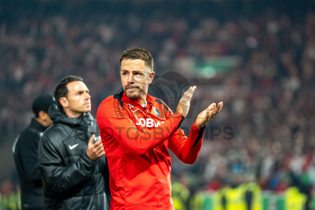 VfB Stuttgart vs. SC Freiburg, Fussball, DFB-Pokal, Halbfinale, 23.04.2026 | Christian Guenter (SC Freiburg, #30) bedankt sich bei den Fans,VfB Stuttgart vs. SC Freiburg, Fussball, DFB-Pokal, Halbfinale, 23.04.2026DFB regulations prohibit any use of photographs as image sequences and/or quasi-video