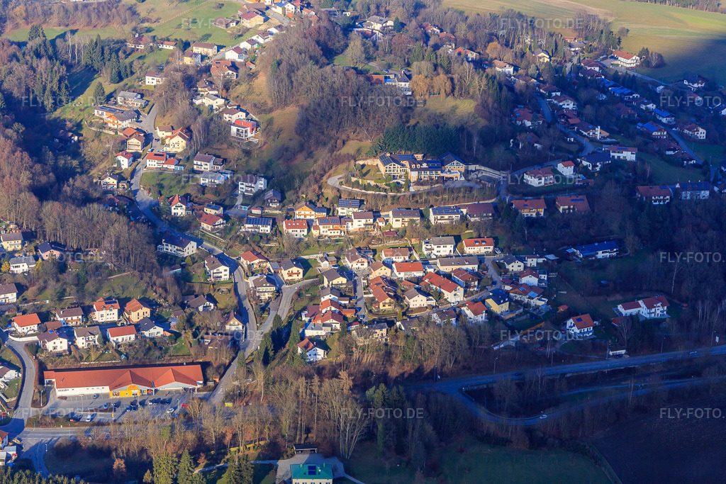 Luftbild: Villen am Kapellenweg, Reichenberger Straße und NETTO im Ortsteil Reichenberg in Pfarrkirchen im Bundesland Bayern in Deutschland. Foto: IMG_096148.jpg vom 29.12.2016 durch Werner Riehm/FLY-FOTO.de
