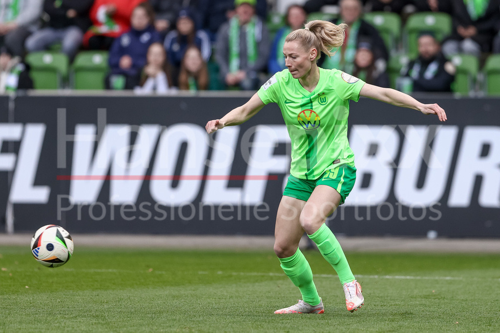 Fussball, Google Pixel Frauen-Bundesliga, VfL Wolfsburg - SGS Essen | v.li.: Sarai Linder (VfL Wolfsburg, 39) am Ball, Freisteller, Einzelbild, Ganzkörper, Aktion, Action, Spielszene, DIE DFB-RICHTLINIEN UNTERSAGEN JEGLICHE NUTZUNG VON FOTOS ALS SEQUENZBILDER UND/ODER VIDEOÄHNLICHE FOTOSTRECKEN. DFB REGULATIONS PROHIBIT ANY USE OF PHOTOGRAPHS AS IMAGE SEQUENCES AND/OR QUASI-VIDEO.