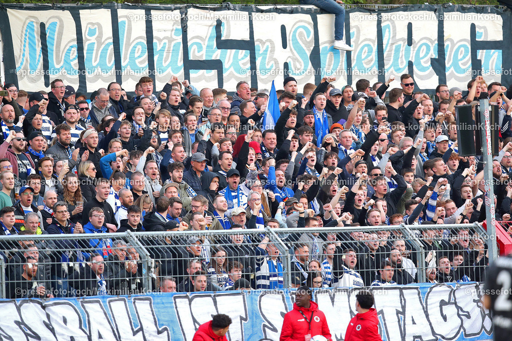 Koe3Liga17042302075 | 17.04.2023, Köln, Fußball, bwin 3. Liga Herren, Sportpark Höhenberg, 32. Spieltag, Saison 2022 2023, FC Viktoria Köln – MSV Duisburg: Fans auf der Gästetribüne vor dem Banner mit Schriftzug. DFB regulations prohibit any use of photographs as image sequences and or quasi-video.