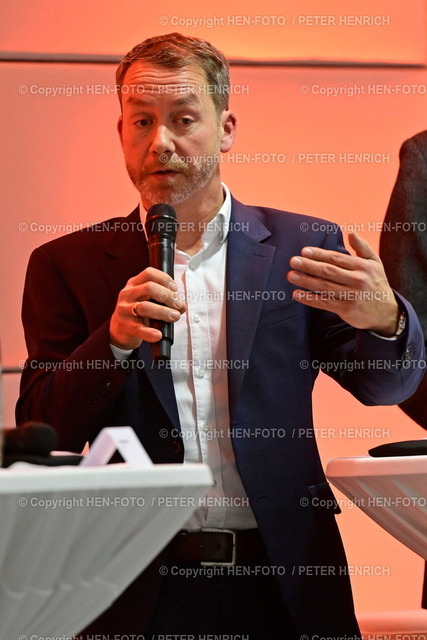 20230213-3543-vorstellung-ob-HENFOTO | 13.02.2023 DArüber reden wir - Vorstellung der Oberbürgermeister Kandidaten/-innen für die Wahl in Darmstadt am 19.3.2023 im Foyer des ENTEGA-Verwaltungsgebäudes vor über 150 Gästen - in der Gesprächsrunde Michael Kolmer von Die Grünen Darmstadt (Foto: Peter Henrich) - Realisiert mit Pictrs.com