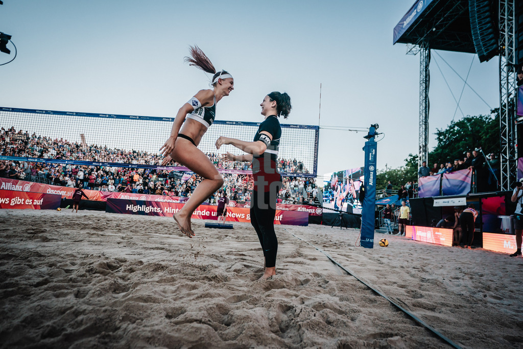 Beachvolleyball | Frauen | Deutsche Meisterschaften 2025 Timmendorfer Strand | 06.09.2025 | v.l. Sandra Ittlinger und Anna-Lena Grüne jubeln nach dem Sieg im Halbfinale