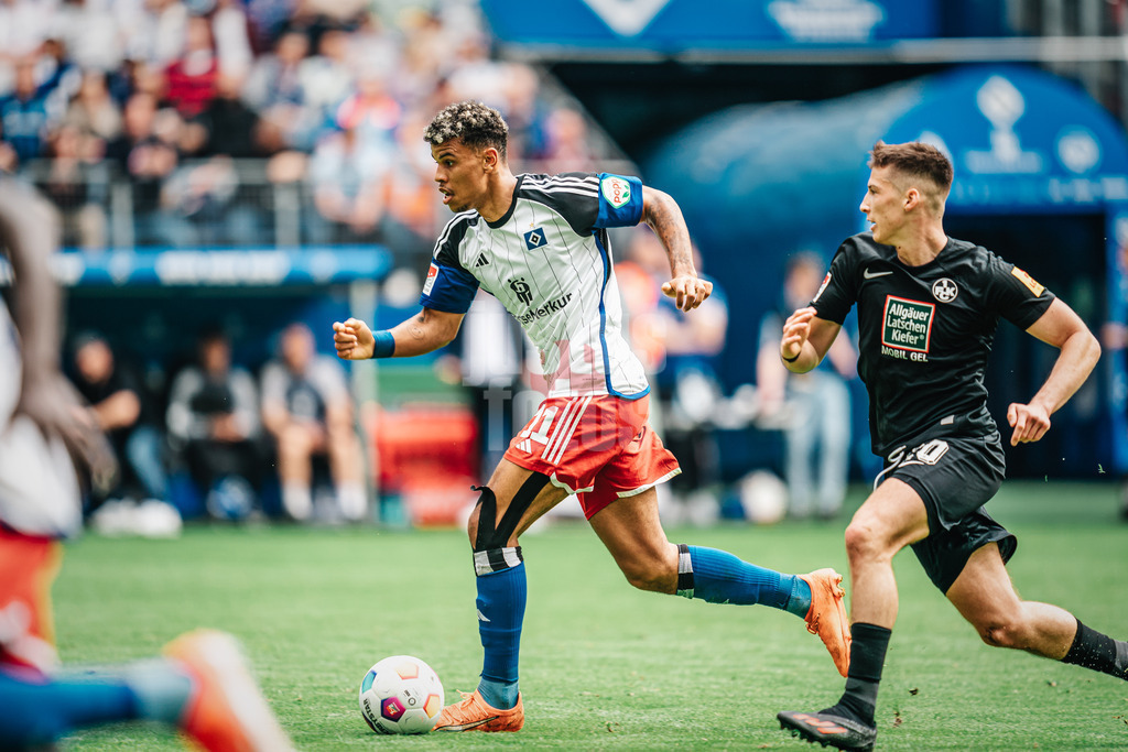 Fußball | Männer | Saison 2023/2024 | 2. Fußball-Bundesliga | 28. Spieltag | Hamburger SV vs. 1. FC Kaiserslautern | 06.04.2024 | Ransford Königsdörffer (#11, HSV) am Ball