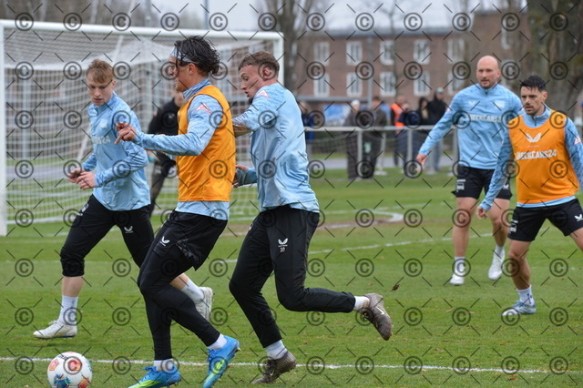 RGE_8653 | Hertha BSC, 2.Bundesliga, Herren, Training, Saison 2025/26, in der Mitte Fabian Reese ( Hertha BSC ), re. Michael Cuisance ( Hertha BSC ),  Mittwoch 25.03. 2026,   Fotograf:   Ralf Gebhardt - Realisiert mit Pictrs.com