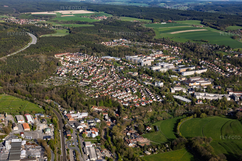 Luftbild: Ortsansicht aus Westen in Stadtroda im Bundesland Thüringen in Deutschland. – Foto: IMG_155346.jpg vom 02.05.2026 durch Werner Riehm/FLY-FOTO.de – Auflösung des Originals: 6000 x 4000 px