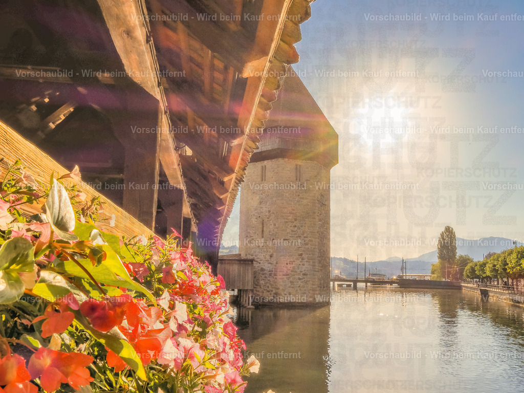 Kapellbrücke Luzern im Sommerlicht | Sommerliche Ansicht der Kapellbrücke in Luzern mit blühenden Blumen - Realisiert mit Pictrs.com
