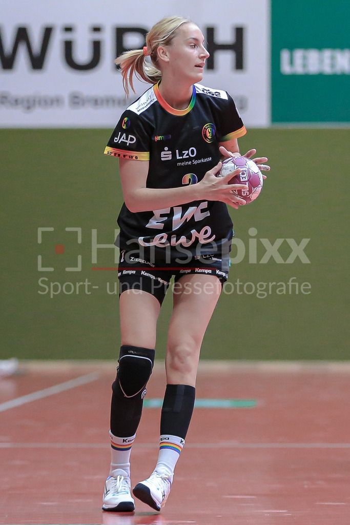 Handball, Testspiel Frauen, SV Werder Bremen - VfL Oldenburg | v.li.: Lisa Borutta (VfL Oldenburg, 2) am Ball, Spielszene, Aktion, Action
