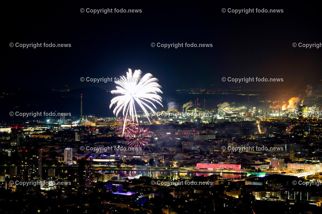 Linz_ Feuerwerk 17.11.2025-4 | 17.11.2025, LINZ, AUT, Feuerwerk, im Bild Feuerwerk, Stadt bei Nacht, Lichter, Skyline, Fluss, Feier, Pyrotechnik, bunte Explosionen, Nachtaufnahme, Festival, Hochhäuser, Industrieanlagen, helle Farben, Feststimmung, urbanes Panorama.