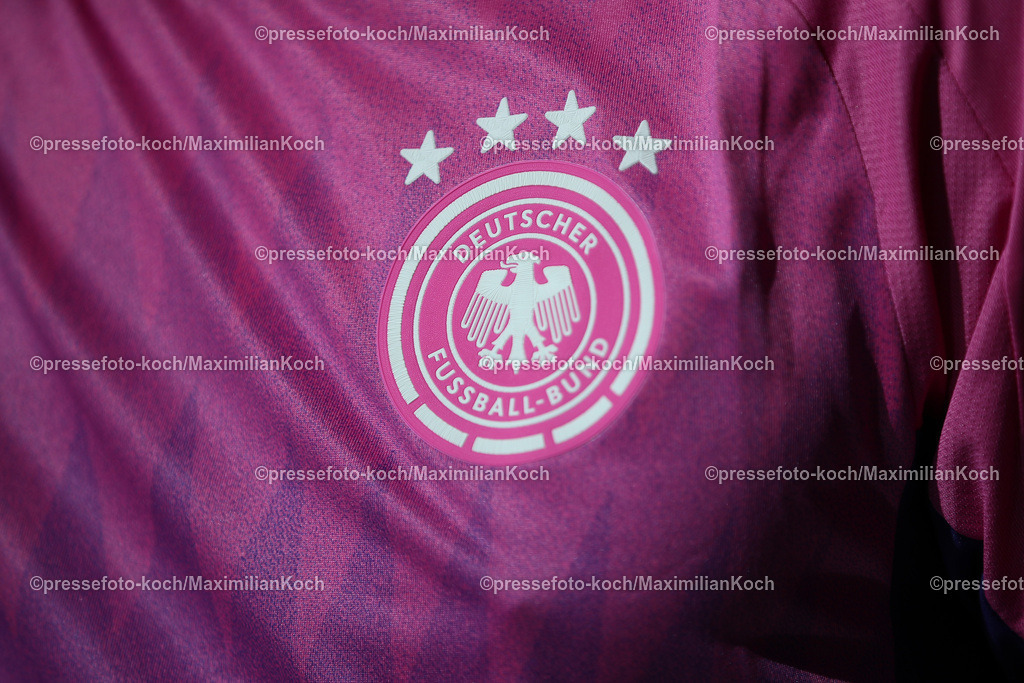RWE23032402052 | 23.03.2024, Essen, Fußball, Nahaufnahme neues pinkes DFB Trikot Auswärtstrikot 2024