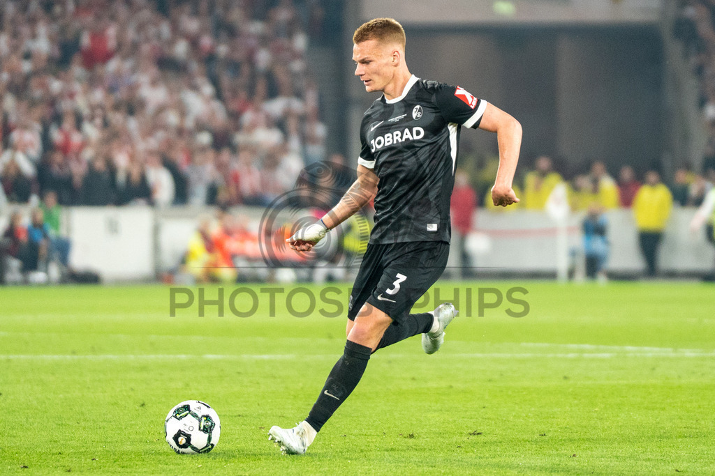 VfB Stuttgart vs. SC Freiburg, Fussball, DFB-Pokal, Halbfinale, 23.04.2026 | Philipp Lienhart (SC Freiburg, #03) am Ball,VfB Stuttgart vs. SC Freiburg, Fussball, DFB-Pokal, Halbfinale, 23.04.2026DFB regulations prohibit any use of photographs as image sequences and/or quasi-video