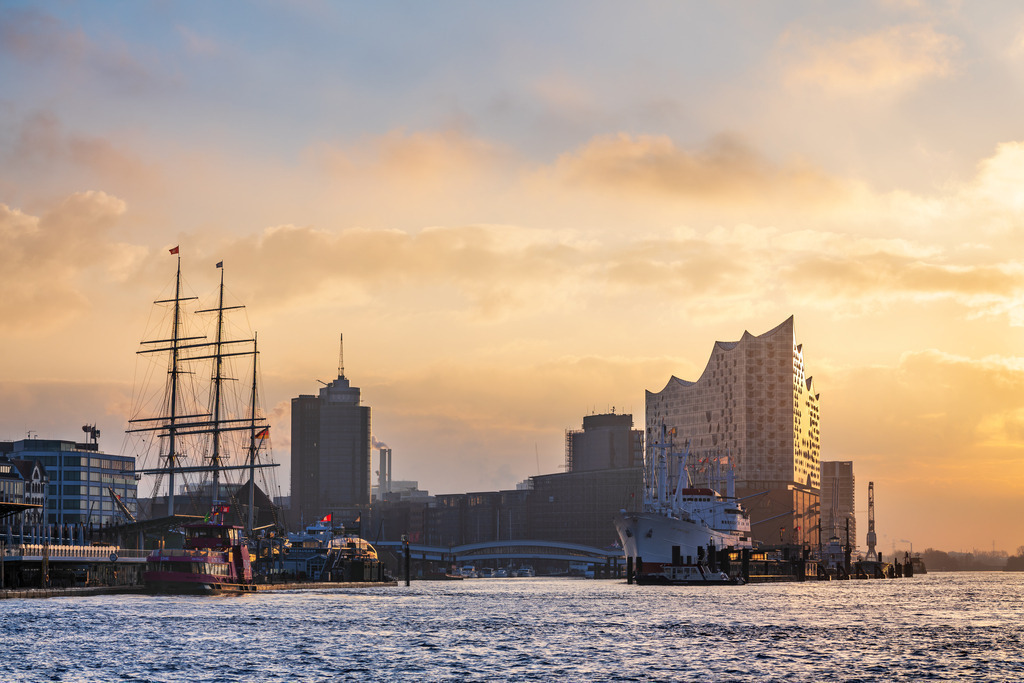 10240212 - Morgenstimmung im Hamburger Hafen | Blick über die Elbe auf die Elbphilharmonie und die Cap San Diego im Morgenlicht.