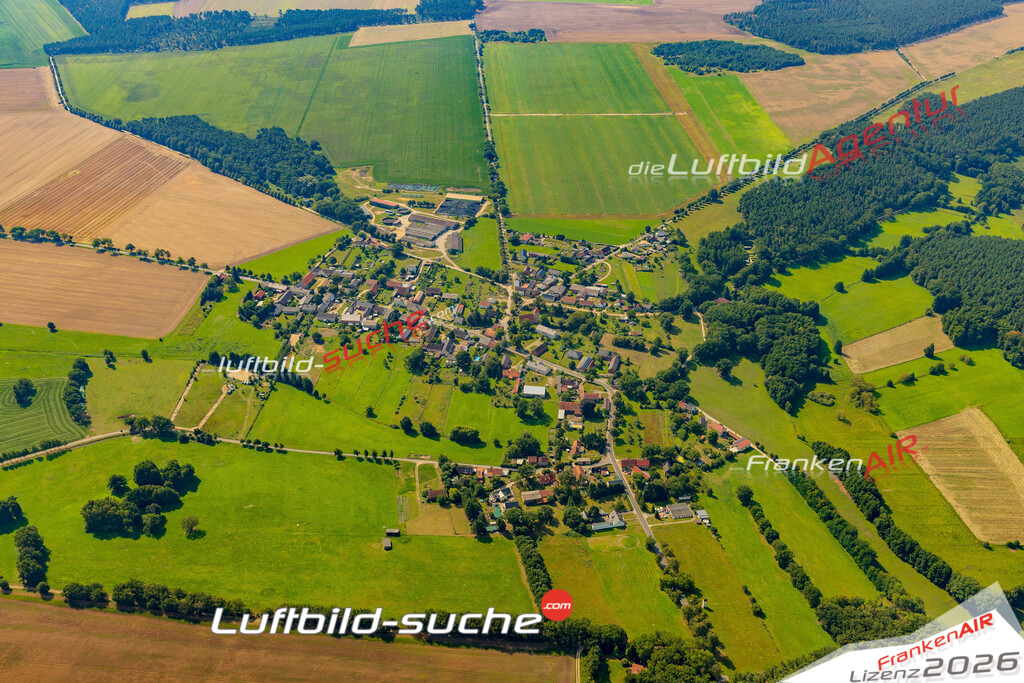 Klassische Luftaufnahme ohne Drohne zeigt:Boberow bei Karstädt - Die Luftbildaufnahme wurde 2025 vom UL-Flugzeug heraus erstellt ( keine Drohnenaufnahme ) - Hochauflösende Luftaufnahme -Nicht vergleichbar mit Google Maps oder Satelittenbilder- Die Geschenkidee !Mit Lizenz und Bildrechte bestellbar