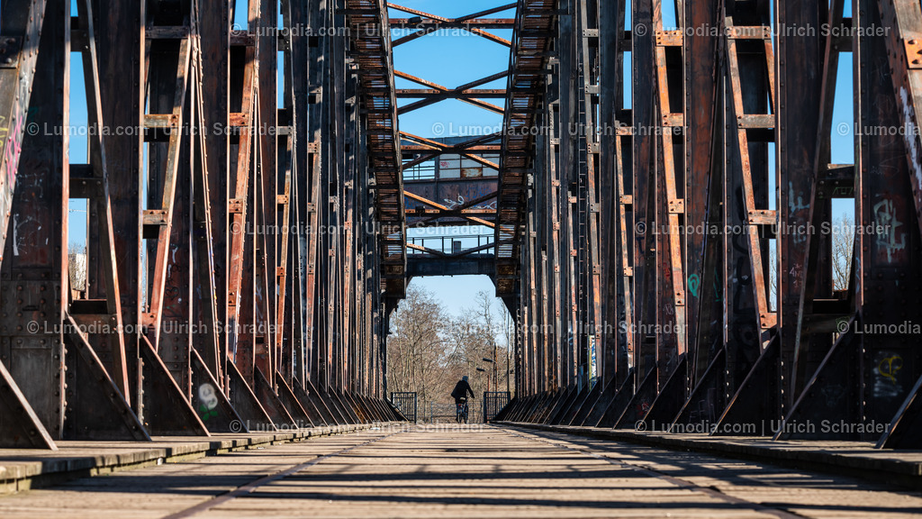10049-12415 - Magdeburg - Hubbrücke | Stockfoto und Bilderpool mit Bildmaterial aus Deutschland, dem Harz, Halberstadt, Quedlinburg, Wernigerode und weltweit. Qualitativ hochwertige und professionelle Fotos anschauen und kaufen. - Realisiert mit Pictrs.com