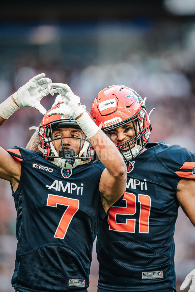 American Football | Männer | Saison 2023 | European League of Football | Hamburg Sea Devils vs. Rhein Fire | 11.06.2023 | Victor Omorodion (7, Sea Devils) und Deion Harris (21, Sea Devils) beim Jubel nach einem Touchdown