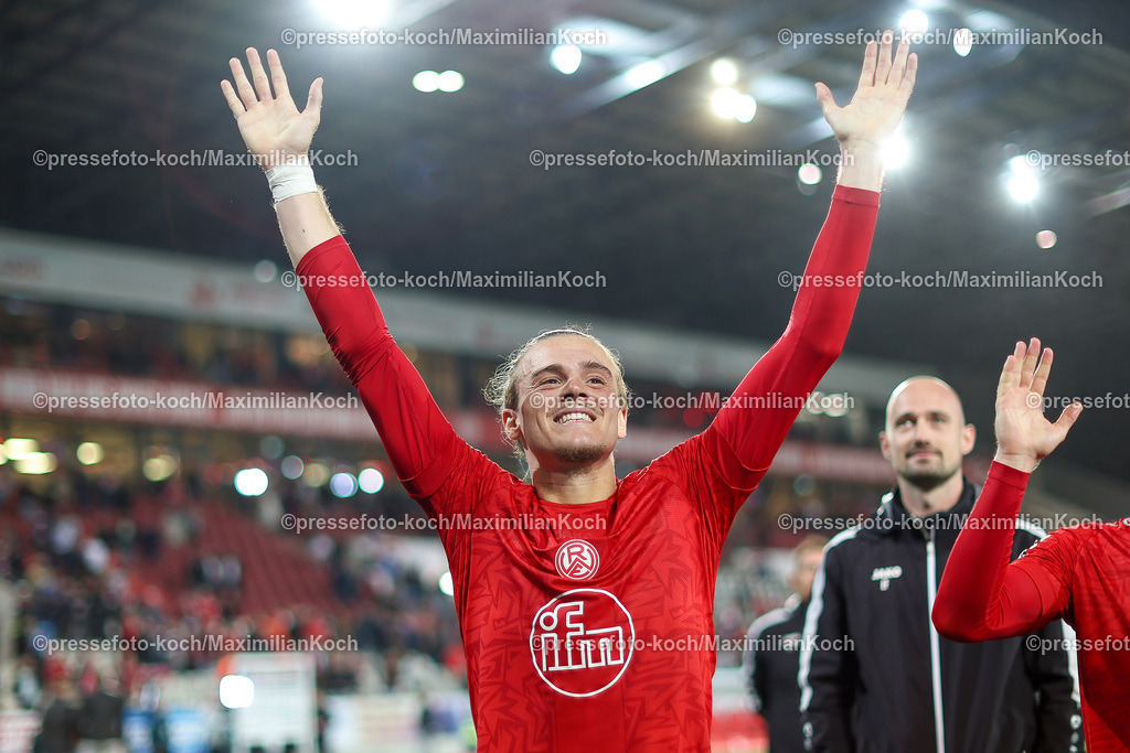 RWE3Liga25092401061 | 25.09.2024, Essen, Fußball,  Rot-Weiss Essen – Borussia Dortmund II (U23), bwin 3. Liga Herren, Stadion an der Hafenstraße, 7. Spieltag Saison 2024 2025: Gute Laune bei der Essener Mannschaft nach dem 3:1 Sieg - Tom Moustier (RWE #28) steht jubelnd lachend auf dem Spielfeld DFB regulations prohibit any use of photographs as image sequences and or quasi-video.