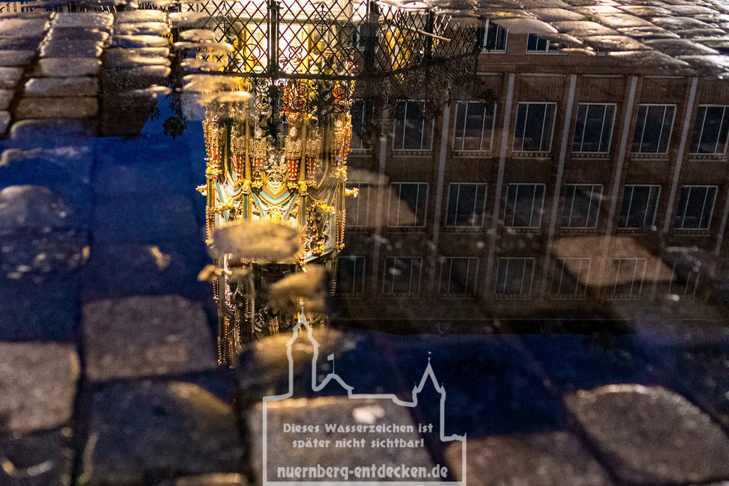 Regen in Nürnberg | Regenwetter auf dem Hauptmarkt im Herzen der Nürnberger Altstadt, wo auch die Sehenswürdigkeit der Goldene Schöne Brunnen steht. - Realisiert mit Pictrs.com