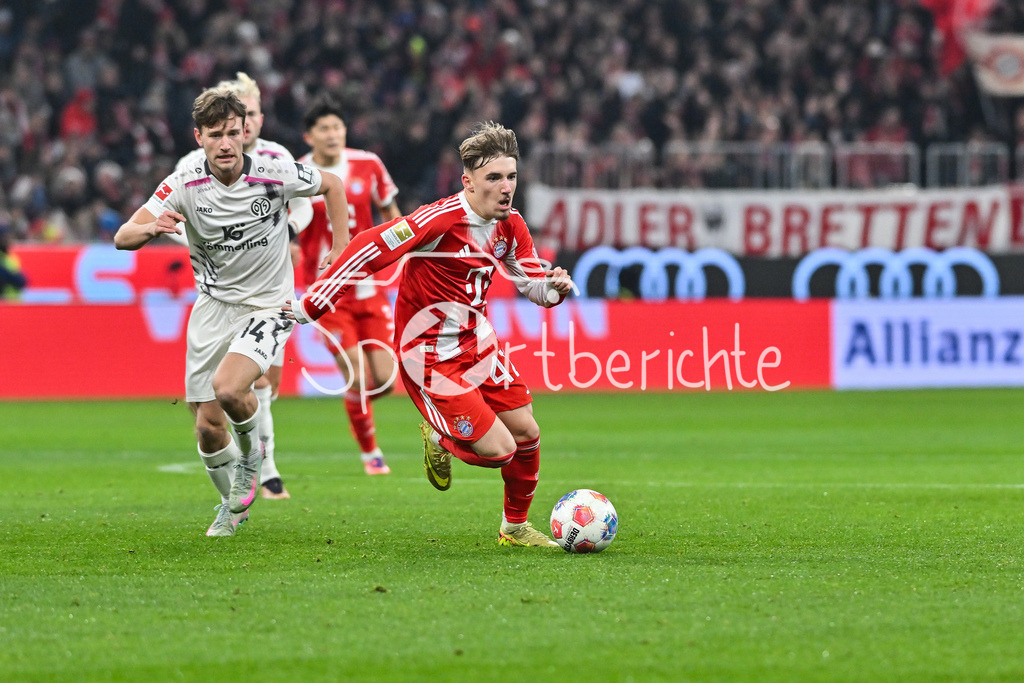 FC Bayern München - 1. FSV Mainz 05 | MUNICH, GERMANY - 14. DECEMBER: im Duell William BOVING (1. FSV Mainz 05 14) und Lennart KARL (FC Bayern Munich 42) während dem Bundesligamatch zwischen dem FC Bayern München und dem 1. FSV Mainz 05 am 14. Spieltag in der Allianz Arena / DFL REGULATIONS PROHIBIT ANY USE OF PHOTOGRAPHS AS IMAGE SEQUENCES AND/OR QUASI-VIDEO