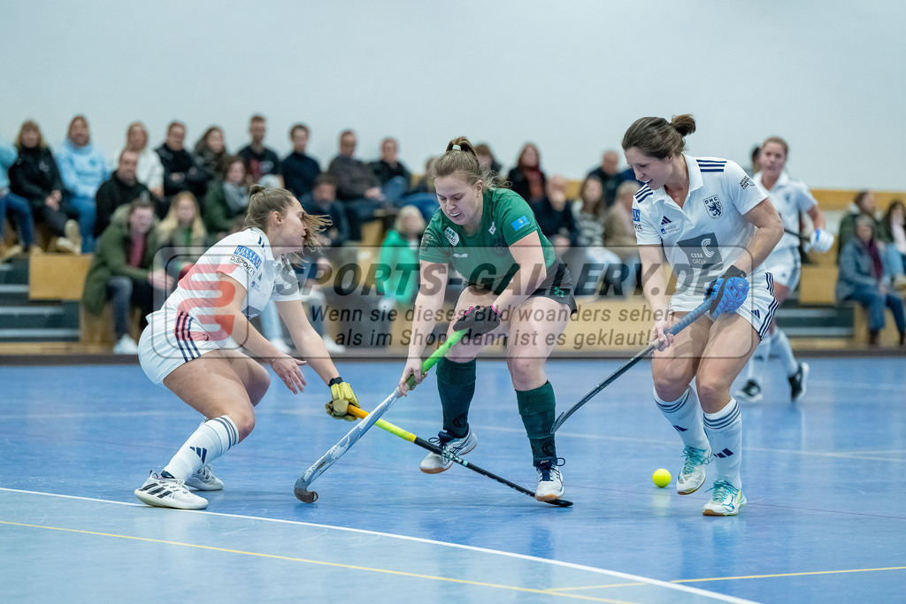 HK_20240113_107883 | 1. Bundesliga Damen Düsseldorfer HC - Club Raffelberg am 13.1.2024 DHC Halle, Düsseldorf , Pia Lhotak ( Düsseldorfer HC #5 ) , Carolin Schmid ( Club Raffelberg ) , Luisa Steindor ( Düsseldorfer HC #9 )