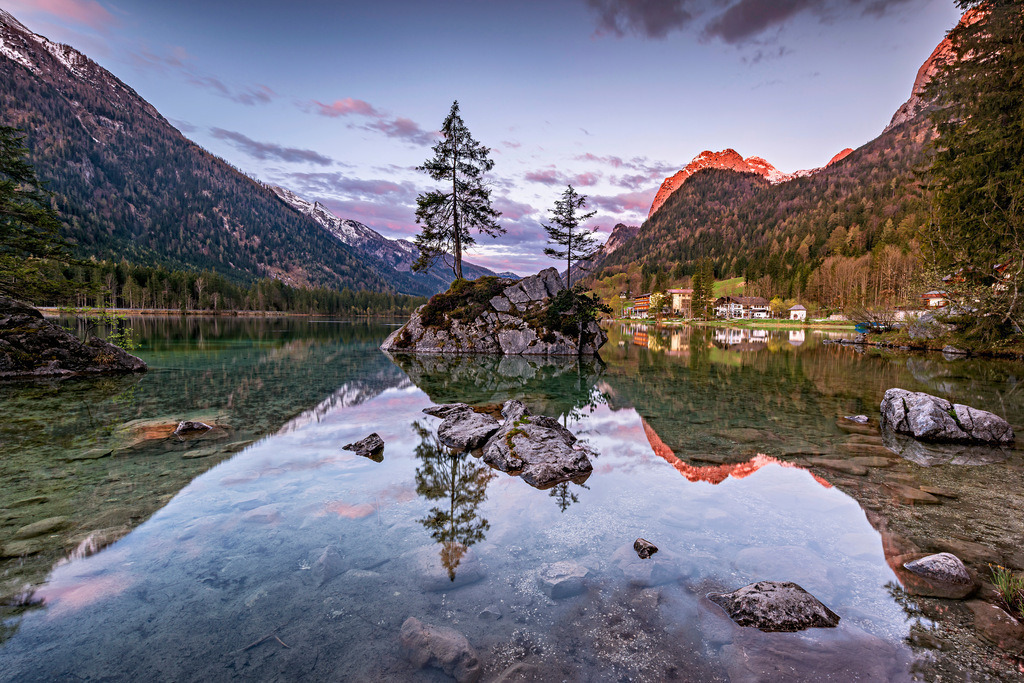 Hintersee im Morgenlicht | Die ersten Sonnenstrahlen des Tages erhellen den Hintersee im Berchtesgadener Land. - Realisiert mit Pictrs.com