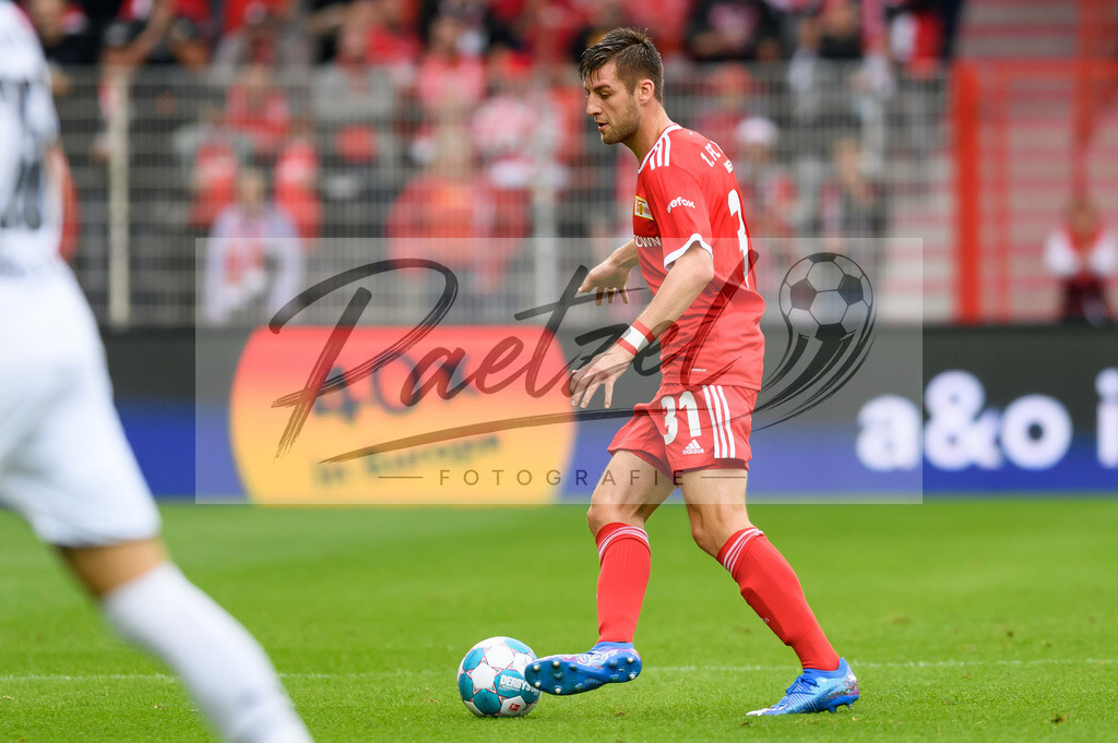 FCUBMG20210829_121 | Fussball, Herren: Robin Knoche (1.FC Union Berlin) in Aktion, am Ball, Einzelaktion beim Spiel der 1. Bundesliga zwischen 1. FC Union Berlin und Borussia Moenchengladbach im Stadion An der Alten Foersterei am 29.08.2021 in Berlin, Deutschland. - Realisiert mit Pictrs.com