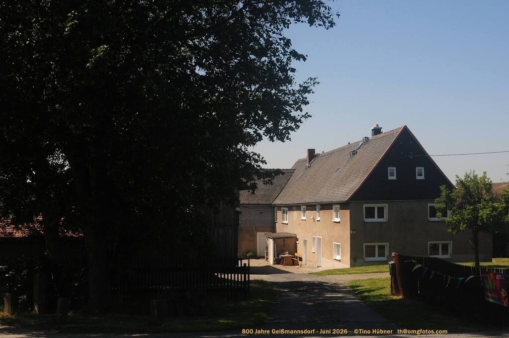 Geißmannsdorf-2026-Ortsbilder-076 | Geißmannsdorf bei Bischofswerda im Sommer 2026. Ein fotografischer Streifzug durch das Dorf Geißmannsdorf, mit Gebäuden, Straßen, Strohpuppen und geschmückten Vorgärten und Grundstücken anlässlich der 800-Jahr-Feier von Geißmannsdorf im Juni 2026 - Realisiert mit Pictrs.com