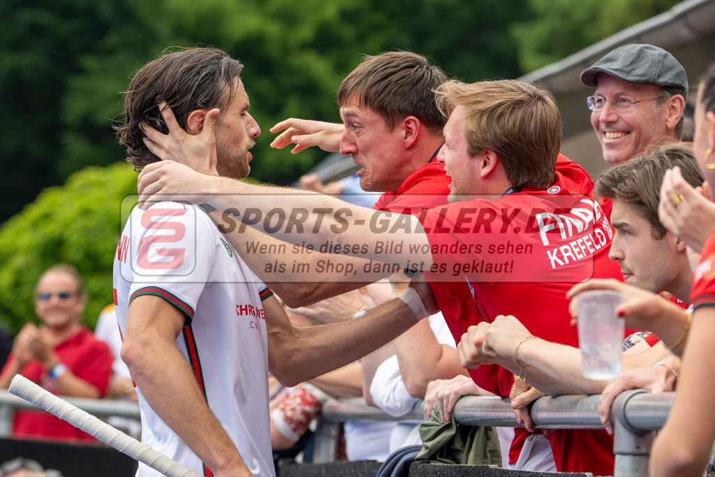 Final4_20250601-1545-Z09_4869 | Krefeld, Deutschland, 01.06.2025:  Feldhockey Final4 2025 – „Deutsche Feldhockey-Meisterschaften 2025“ Crefelder HTC - Rot-Weiss Köln (Finale Herren) im Gerd-Wellen-Hockeyanlage am 01.06.2025 in Krefeld, Deutschland. (Foto von Kramhöller/Fehrmann/Kaste)Krefeld, Germany, 01.06.2025: Feldhockey Final4 2025 – „Deutsche Feldhockey-Meisterschaften 2025“ Harvestehuder HTC - Düsseldorfer HC (Finale Damen) in Gerd-Wellen-Hockeyanlage at 01.06.2025 in Krefeld, Deutschland. (Foto from Kramhöller/Fehrmann/Kaste)