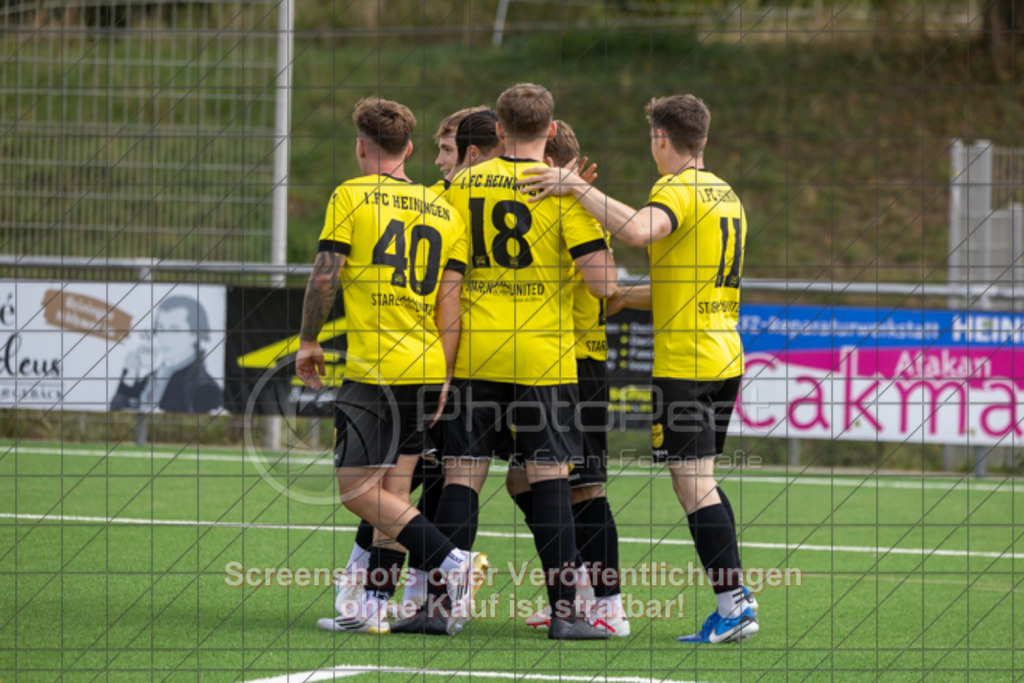 20250824_130352_0199 | #,1.FC Heiningen II (gelb) vs. 1.Göppinger SV III (weiß), Fußball, Kreisliga B7 - Bezirk Neckar/Fils, 01. Spieltag, Saison 2025/2026, Kunstrasenplatz Sportzentrum Heiningen, Krautgarten 1, 73092 Heiningen, 24.08.2025 - 13:00 Uhr,Foto: PhotoPeet-Sportfotografie/Peter Harich