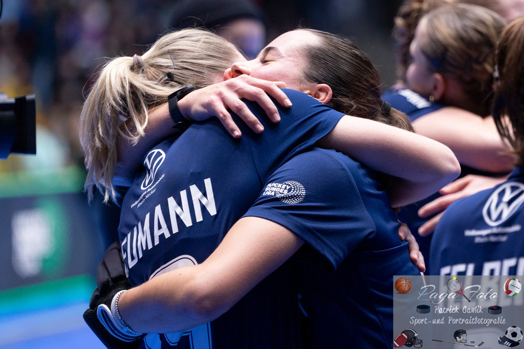 Volvo E.R.B. Final 4 Finale Frauen: Berliner HC - Mannheimer HC, 26.01.2025 | Verena Neumann (Mannheimer HC #19) &amp;  Carolin Seidel (Mannheimer HC #32) umarmen sich, Berliner HC - Mannheimer HC, Frankfurt, Süwag Arena, 26.1.2025 - Realisiert mit Pictrs.com