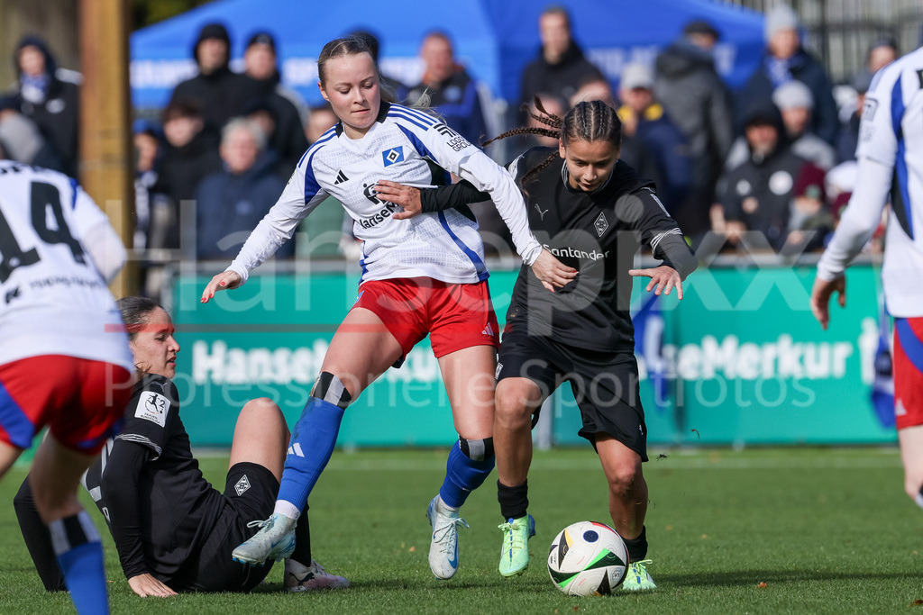 Fussball, 2. Frauen-Bundesliga, Hamburger SV - Borussia Mönchengladbach | v.li.: Mia Büchele (Hamburger SV, 17) und Alina Abdii (Borussia Mönchengladbach, 11) im Zweikampf, Duell, Dynamik, Aktion, Action, Spielszene, DIE DFB-RICHTLINIEN UNTERSAGEN JEGLICHE NUTZUNG VON FOTOS ALS SEQUENZBILDER UND/ODER VIDEOÄHNLICHE FOTOSTRECKEN. DFB REGULATIONS PROHIBIT ANY USE OF PHOTOGRAPHS AS IMAGE SEQUENCES AND/OR QUASI-VIDEO.