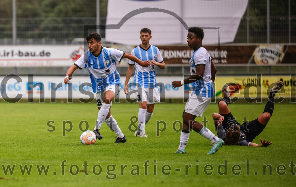 2023-08-05_036_FC_Langengeisling_gegen_SVN_Muenchen | Erding, Deutschland, 05.08.2023:
Fußball, Bezirksliga Oberbayern Ost 2023 / 2024, 2. Spieltag, FC Langengeisling gegen SVN München, Endergebnis: 1:3

Mehmet Köse (SVN München, #18), Miguel Fantl (SVN München, #3), Dylan Tougan (SVN München, #8)

Foto: Christian Riedel / fotografie-riedel.net