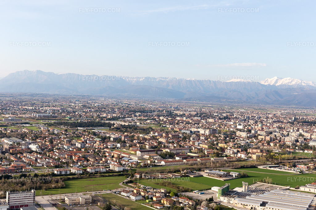 Aerial view: View of the town in Basaldella in the state Friuli Venezia Giulia, Italy. – Photo: IMG_105784.jpg taken on 04/08/2018 by Werner Riehm/FLY-FOTO.com – Resolution of the original: 5472 x 3648 px