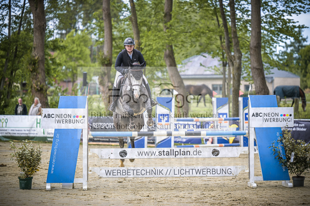 DOS_8333 | Entdecke hochwertige Reitturnierfotos von Foto Oger. Professionell, emotional und authentisch – jetzt Lieblingsmomente im Shop bestellen.Deutschlandweite Turnierfotografie. - Realisiert mit Pictrs.com
