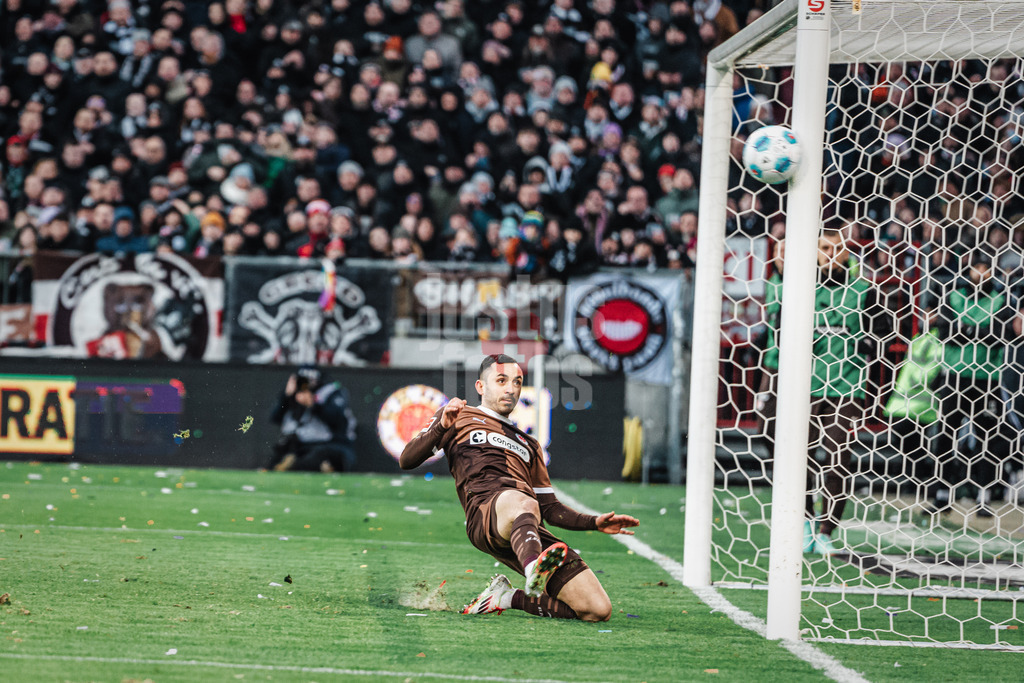 Fußball | Männer | Saison 2024/2025  | Fußball-Bundesliga | 16. Spieltag | FC St. Pauli vs. Eintracht Frankfurt | 11.01.2025 | Der Ball von Hugo Ekitike (#11, Eintracht Frankfurt) geht an den Pfosten, Manolis Saliakas (#2, FC St. Pauli) schaut hinterher