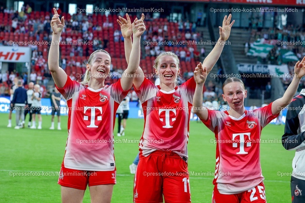 xsscx02052601143 | 02.05.2026, xsscx, Frauen Fussball, 1. FC Köln - Werder Bremen, 1. Fussball Bundesliga, 24. Spieltag, RheinEnergie-Stadion, Saison 2025 2026: Die Mannschaft des 1. FC Köln feiert ihren Sieg zum 3:0 mit Pauline Bremer (1. FC Köln #11), Laura Donhauser (1. FC Köln #25) DFB regulations prohibit any use of photographs as image sequences and or quasi-video. Photo: xSandraxScherningxPressefotoKochx